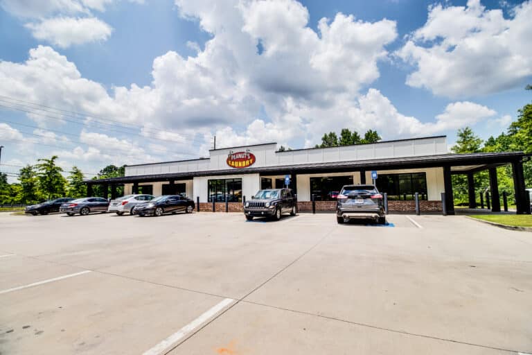 Front view of Peanut’s Laundry, a modern self-service laundromat in Georgia with plenty of parking